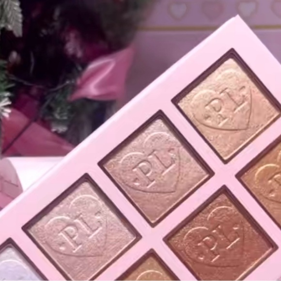 P. Louise Golden Ticket Highlighter Palette from the 2024 Advent Calendar Day 1 - Picture 3 of 5